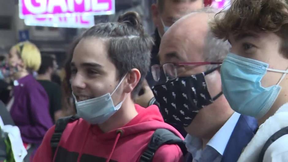 Miquel Iceta Recorre El Salon Del Manga De Barcelona En Su Edicion 27 Sin Restricciones