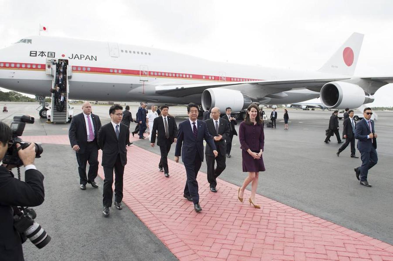 Las imágenes más destacadas de la histórica visita del primer ministro japonés a la Base de Pearl Harbor