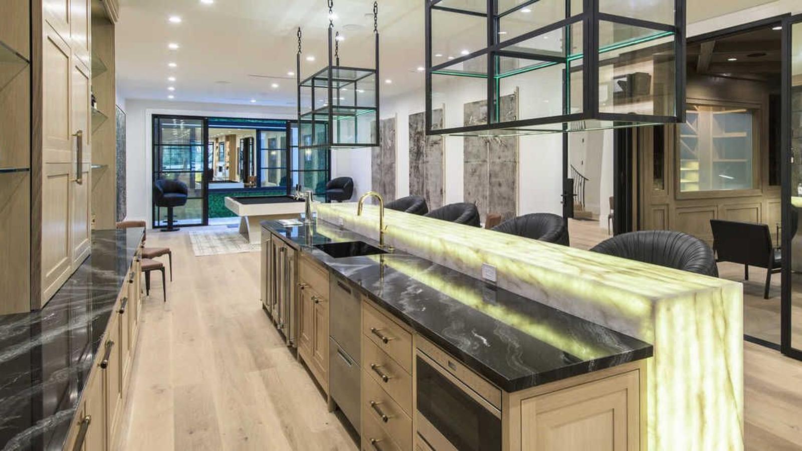 Sauna, cine y gimnasio. Así es la mansión de 19 millones de LeBron James