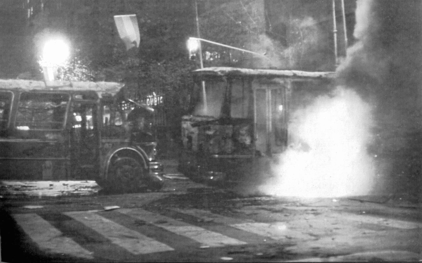 Autobuses ardiendo por los ataques de jóvenes contra el gobierno argentino en las proximidades del Congreso en Buenos Aires, tras haber sido contestados con gases lacrimógenos en una manifestación frente a la Casa Rosada. 