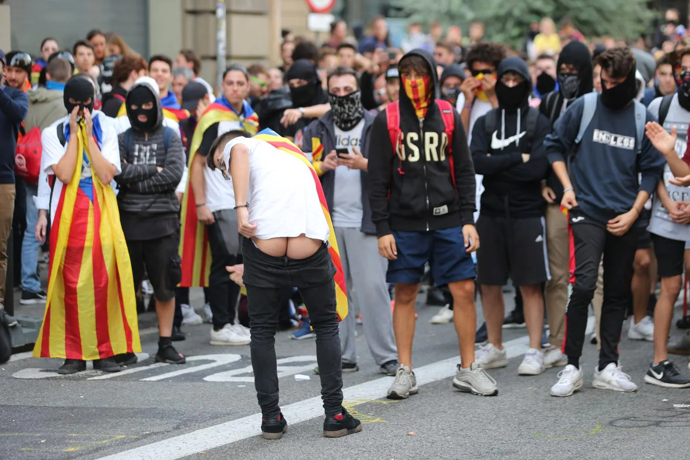 Barcelona arde por la furia de los independentistas Barcelona-disturbios-18-octubre-2-kSNI--1350x900@abc