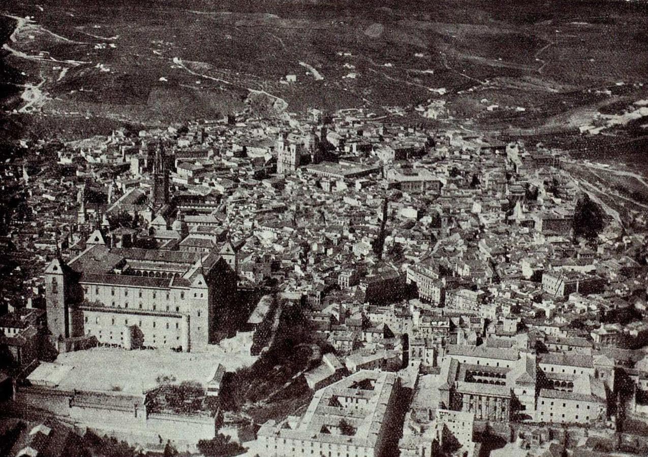 Vista aérea del centro de la ciudad publicada en Toledo. Revista de Arte, 1928, núm. 10.
