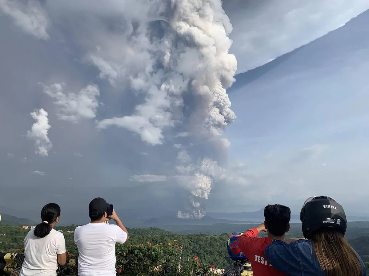 Así son los impresionantes rayos volcánicos que ha causado la erupción