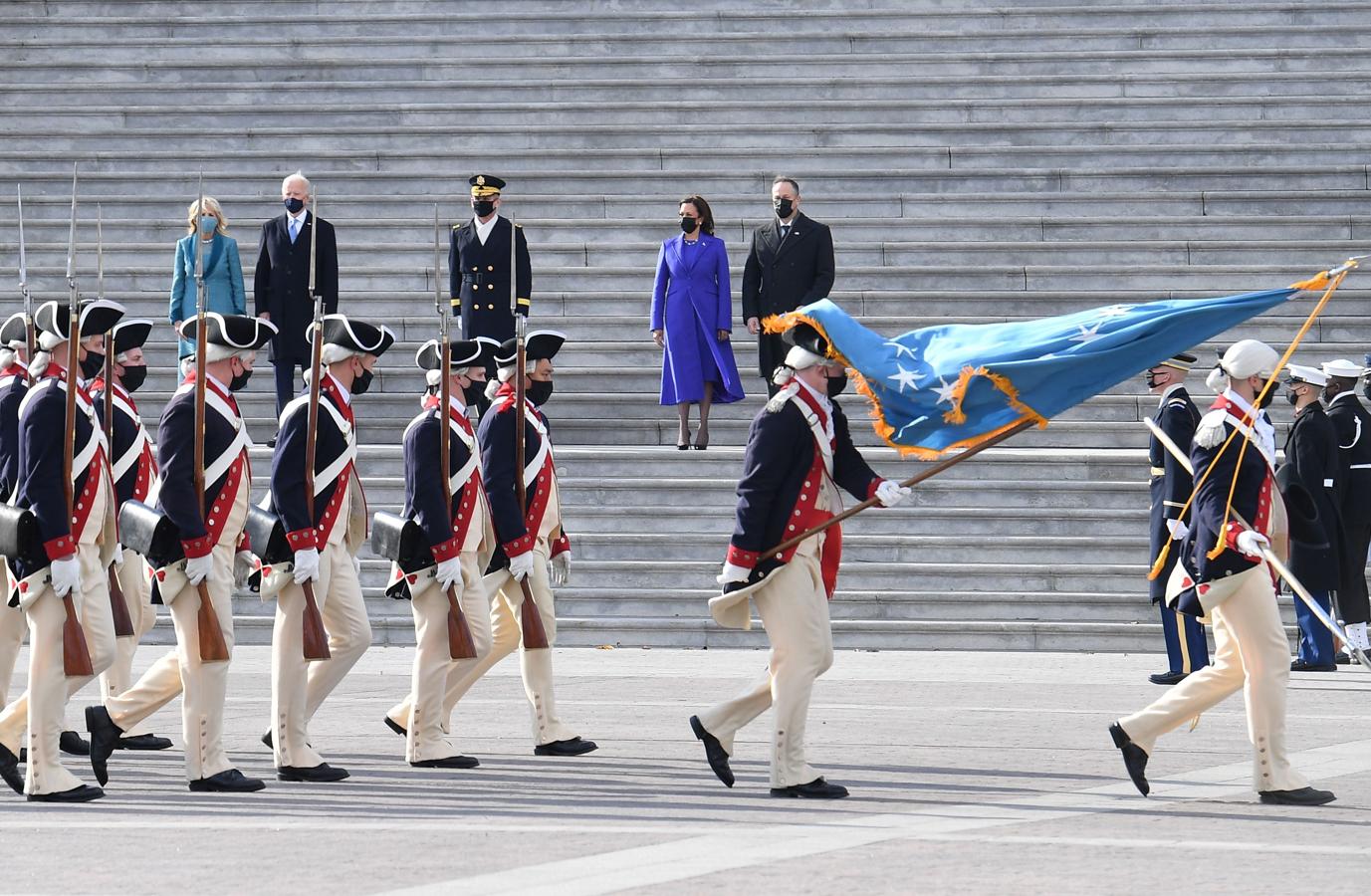Los Biden y los Harris, durante la revista militar a la afueras del Capitolio