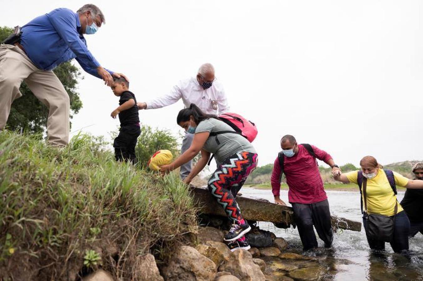 Un niño encabeza la fila de una familia de inmigrantes que consigue salir del Río Grande