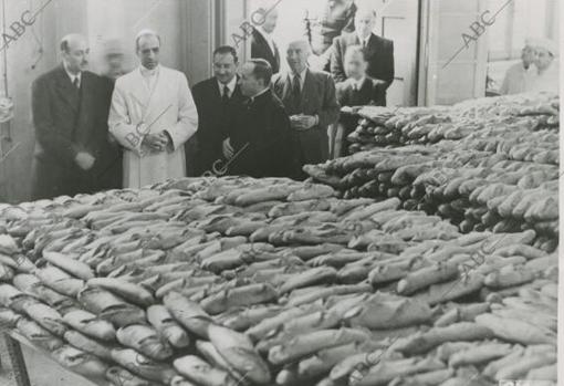 El Papa revisa una hornada de pan hecho en la Ciudad del Vaticano en mayo de 1944