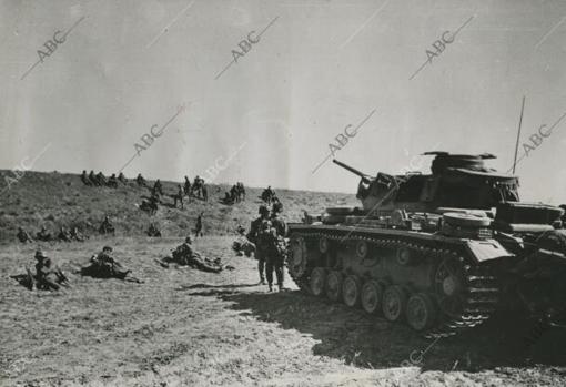 Сталинград.  Сентябрь 1942 года. Немецкие танки маршируют вместе с пехотой, прорвав грозную линию обороны большевиков.