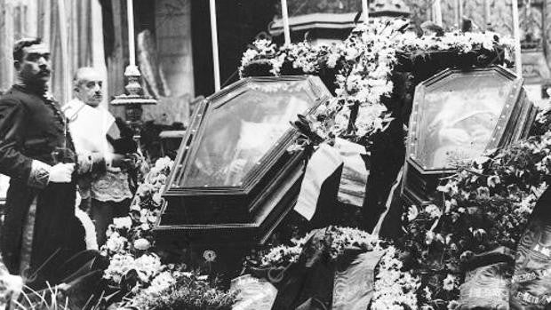 Capilla ardiente del Rey Carlos I de Portugal y el Príncipe heredero Luis Felipe, en febrero de 1908