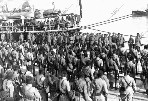 Appearance of the Melilla dock when the Indigenous Regular Forces embark.