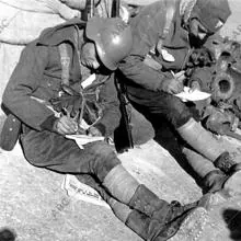 Dos soldados aprovechan el descanso para escribir a sus familias en la Guerra Civil