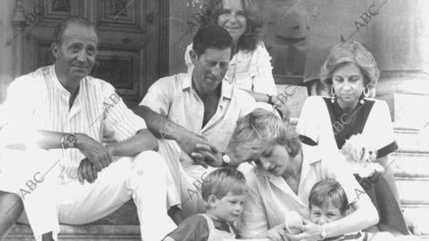La familia real Española con los Príncipes de Gales y sus hijos, en 1986