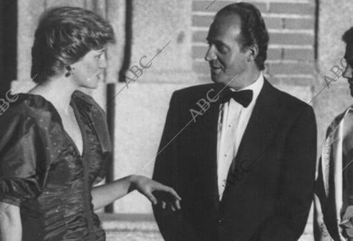 La princesa Diana, junto a Juan Carlos I, durante una de sus visitas a España