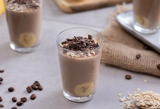 Smoothie de leche, plátano y avena.