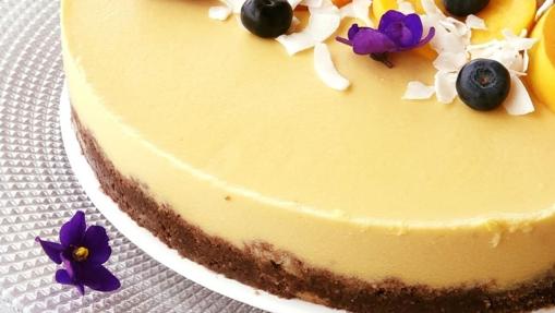 Tarta cremosa de melocotón.