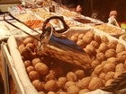 Un puesto de frutos secos, con un cesto de nueces en primer plano