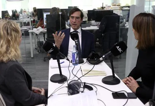 Mario Alonso Puig, durante la grabación del podcast, junto a Laura Pintos y Raquel Alcolea.