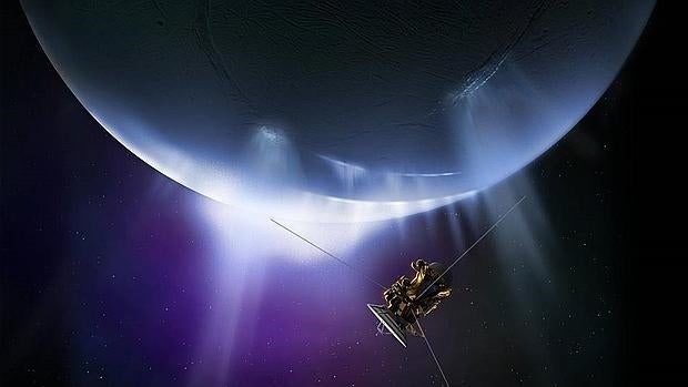 Recreación de la sonda en las proximidades del polo sur de Encélado, donde una pluma de hielo es expulsada al espacio a causa del calor interno