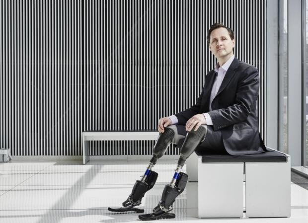 Hugh Herr muestra las prótesis biónicas que él mismo diseñó en su laboratorio