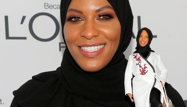 Ibtihaj Muhammad posa con la Barbie que la homenajea
