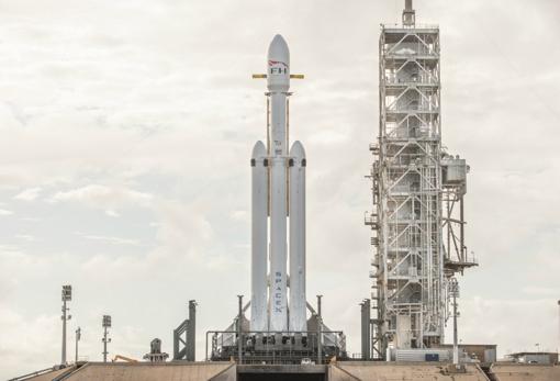 El Falcon Heavy antes del lanzamiento. Los tres cilindros de la parte inferior son las primeras etapas. Debían aterrizar después de volar al espacio e impulsar a una segunda etapa (en la parte superior), donde iba el descapotable