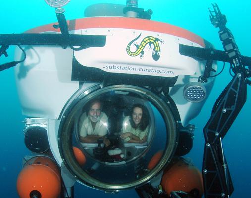 Carole Baldwin en el sumergible que ha permitido explorar la zona rarifótica