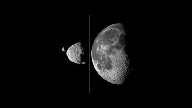 Esta imagen compuesta compara el tamaño de las lunas de Marte, Deimos y Fobos, como se ven desde la superficie del Planeta Rojo, en relación con el tamaño en que nuestra Luna es vista desde la superficie de la Tierra. Nuestra Luna es 100 veces más grande que Phobos, pero las marcianas orbitan mucho más cerca de su planeta, haciendo que parezcan relativamente más grandes en el cielo