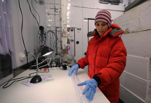 Trabajos con testigos de hielo para analizar la concentración de plomo y otros compuestos