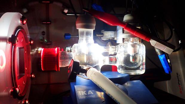 Dispositivo experimental empleado para partir el agua en oxígeno e hidrógeno
