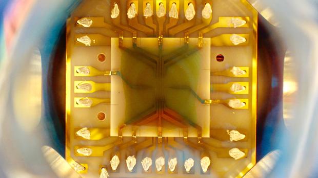 Chip en cuyo interior se ha generado un condensado de Bose-Einstein de 105 átomos. Mide 3x3 centímetros y tiene circuitos de oro