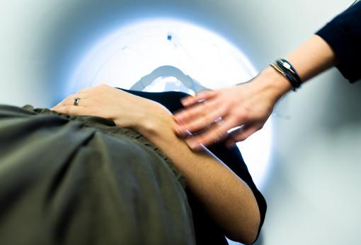 Los investigadores midieron la actividad del cerebro cuando se percibe el contacto de otra persona