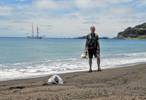 Dan Slayback, en la playa de Hunga Tonga-Hunga Ha'apai