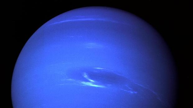 Fotografía a color real de Neptuno captada por la sonda Voyager 2 en el año 1989