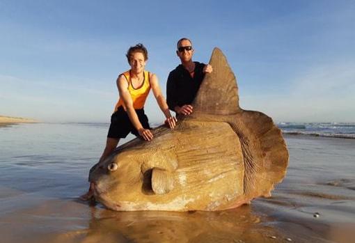 Los pescadores, con el ejemplar de pez luna