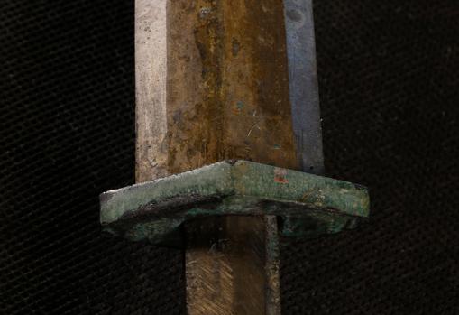 Detalle de la empuñadura y la cuchilla de una de las espadas del ejército de terracota. En la mayoría de las espadas analizadas, las mayores concentraciones de cromo se detectaron aquí y en otros lugares que habría estado en contacto con el lacado