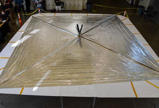 La LightSail 2, desplegada sobre una mesa en la Universidad Politécnica Estatal de California, en San Luis Obispo