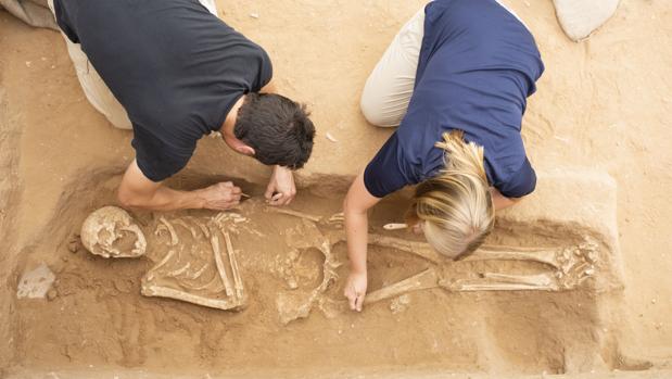 Trabajos de excavación en un cementerio filisteo en Ascalón