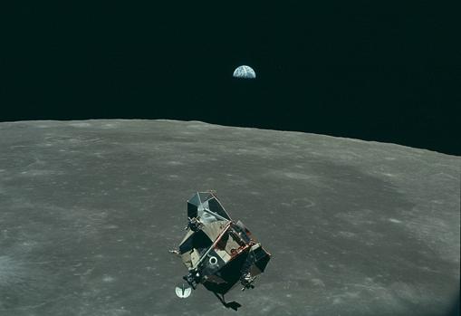 Vista del módulo lunar Águila sobre la Luna, el 21 de julio. La Tierra se ve al fondo