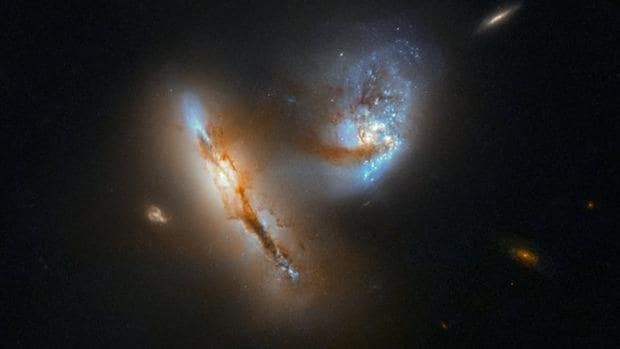 Dos galaxias fundiéndose entre ellas