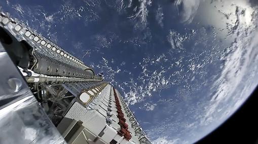 Despliegue de varios satélites de la constelación «Starlink», que proporcionará acceso a internet en todo el globo