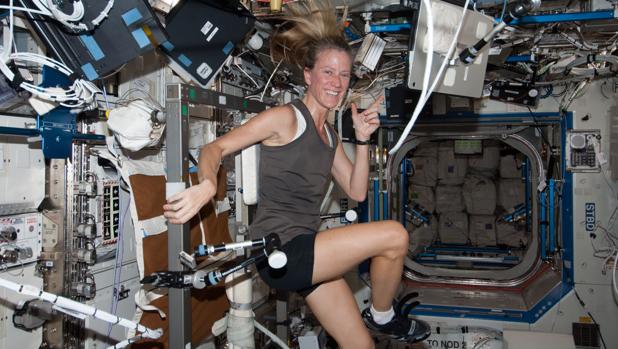 La ingeniera de vuelo Karen Nyberg se ejercita en el ergómetro del laboratorio Destiny de la ISS en una imagen de archivo