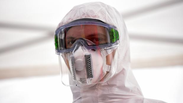 Un empleado sanitario equipado con una máscara FP3 y un visor en Dresde, Alemania, hoy