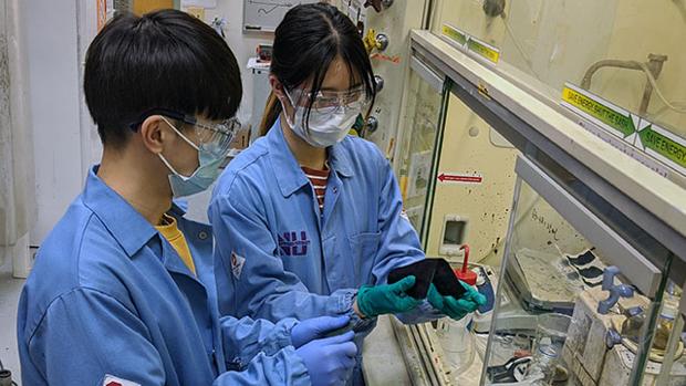 Dos miembros del equipo de investigadores hacen pruebas en su laboratorio de la Northwestern University