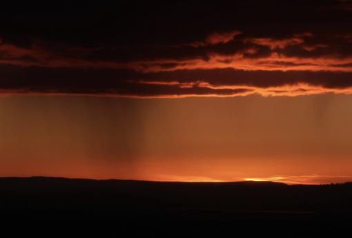 Lluvia precipitándose desde una nube, en Gloucestershire, Reino Unido