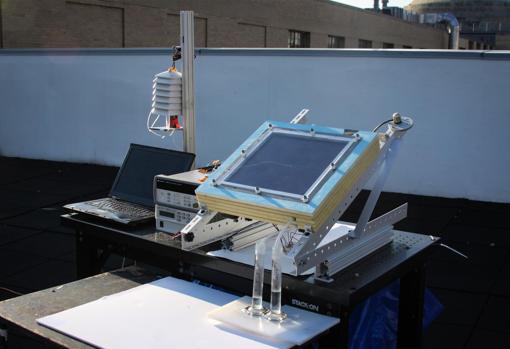 Prototipo que sirvió para las pruebas reales en una azotea del dispositivo de recolección de agua a partir del aire seco. El dispositivo, que estaba conectado a un portátil para la recopilación de datos, fue montado en ángulo para mirar al sol. Posee una placa solar negra en la parte superior, y el agua que produjo fluyó en dos tubos que se pueden ver en la parte inferior
