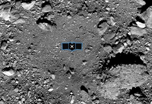 Representación de la OSIRIS-REx, de seis metros de envergadura, en el lugar Nightingale, donde recogerá las muestras, junto a enormes bloques