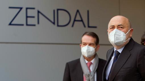 El delegado de Gobierno en Galicia, Javier Losada (d), y el alcalde de Vigo, Abel Caballero (i). El grupo Zendal produce la vacuna estadounidense Novavax en suelo español