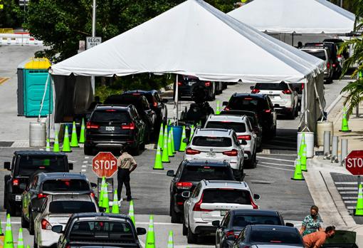 Decernas de personas esperan en sus vehículos para hacerse tests de COVID-19 en Miami Beach, Florida, este 17 de noviembre. Las compañías Moderna y Pfizer han publicado resultados de eficacia en ensayos clínicos con 30.000 y 44.000 personas, respectivamente