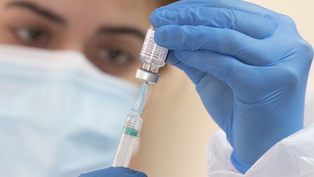 Una trabajadora sanitaria a punto de inyectar una vacuna de Pfizer/BioNTech en una residencia de Alcalá de Henares, Madrid