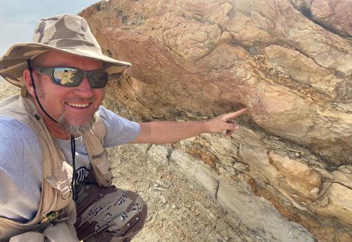 Wroblewski señala una huella hecha hace 58 millones de años por un mamífero pesado (probablemente Coryphodon)