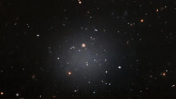 Nuevas observaciones con el Telescopio Espacial Hubble confirman que la galaxia DF2 carece de materia oscura